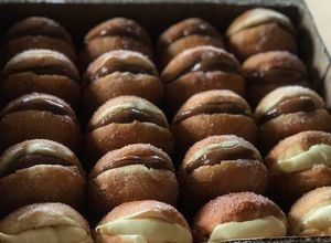 Una foto de Mis ricas bombas de arequipe y crema pastelera