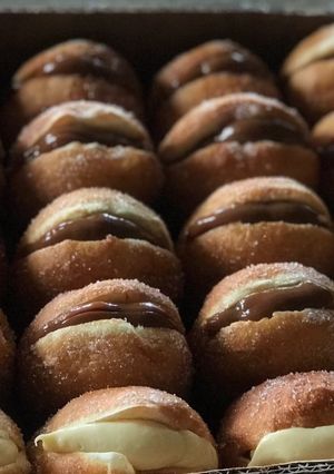 Una foto de Mis ricas bombas de arequipe y crema pastelera