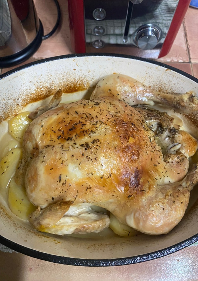 Una foto de Pollo al limón en olla de hierro