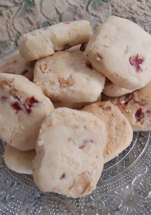 કાજુ ચેરી કુકીઝ (Cashew cherry cookies in gujrati) રેસીપી મુખ્ય ફોટો
