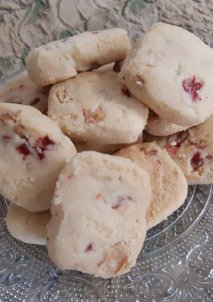 કાજુ ચેરી કુકીઝ (Cashew cherry cookies in gujrati) રેસીપી મુખ્ય ફોટો
