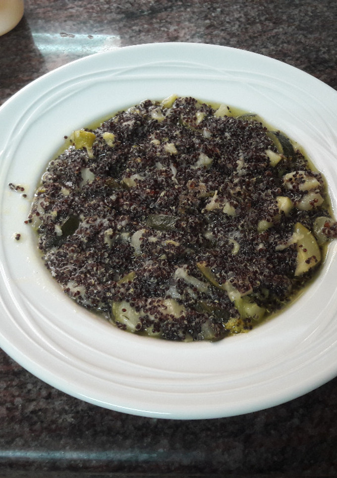 Una foto de 🇮🇹“Risotto” de quinoa negra vegano