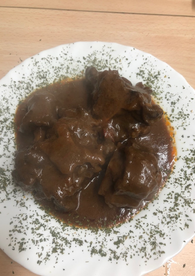 Una foto de 104. Rabo de ternera guisado al vino tinto (principal carne)