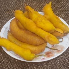 A picture of Mirchi bhajji.