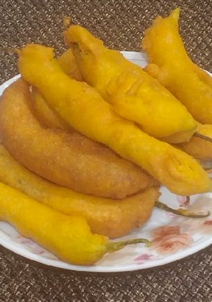 A picture of Mirchi bhajji.