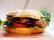 Una foto de sanguche de pollo y queso cheddar