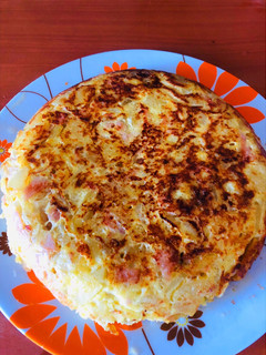Una foto de Tortilla de papas con bacon 🥓🥔🥚
