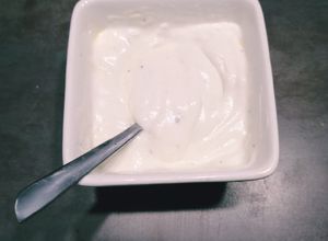 Una foto de Keto - Salsa de ajo y Yogurt griego