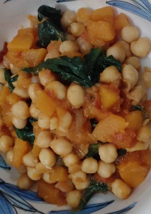 Una foto de Estofado rápido de garbanzos, calabacín y espinaca