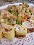 Rulo de tortilla relleno de queso y pavo con verdura salteada