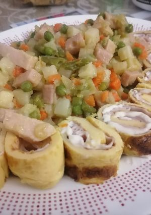 Una foto de Rulo de tortilla relleno de queso y pavo con verdura salteada