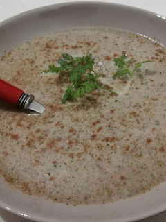 Una foto de Crema de champiñones, perifollo y nuez moscada
