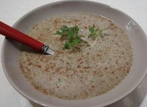 Una foto de Crema de champiñones, perifollo y nuez moscada
