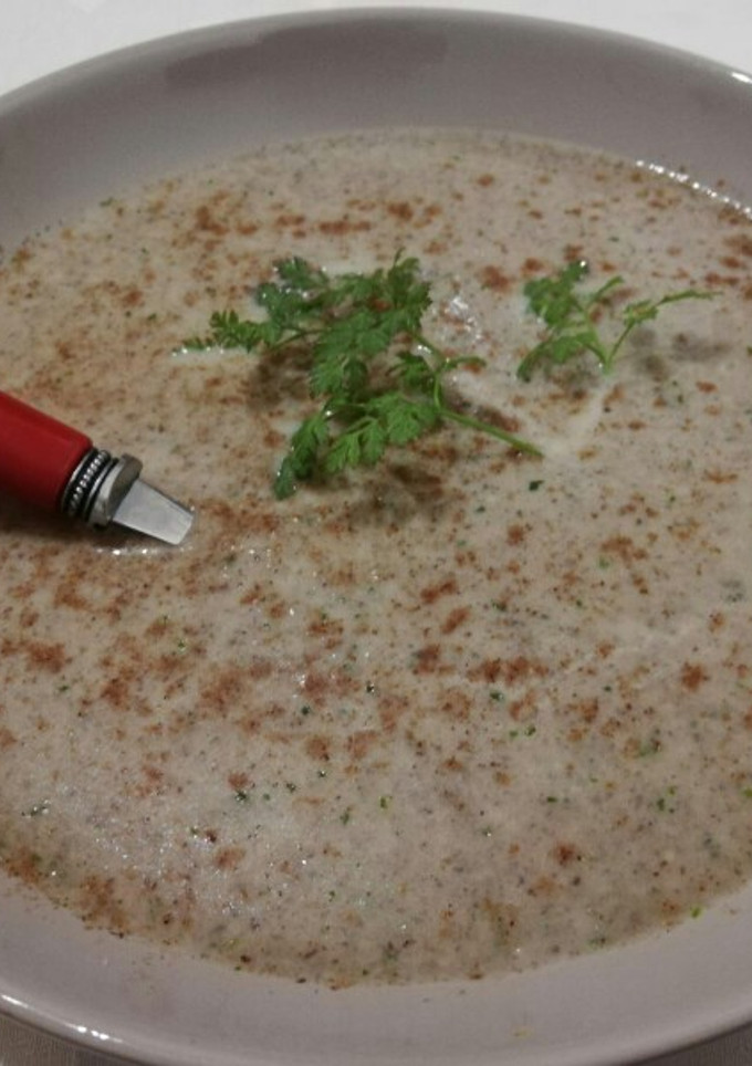 Una foto de Crema de champiñones, perifollo y nuez moscada