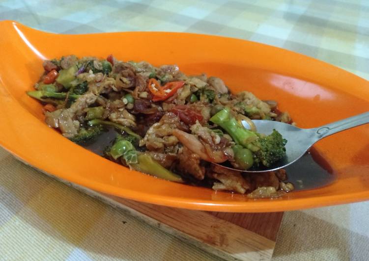 Tumis brokoli ayam telur