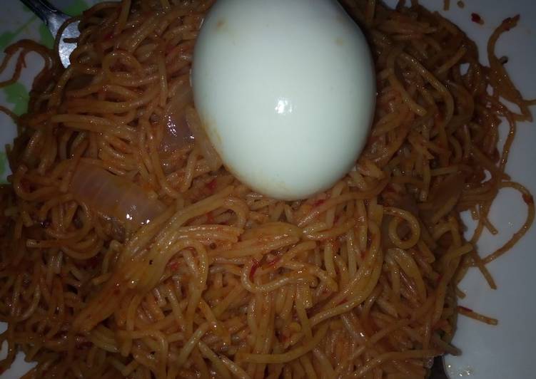 Jollof spaghetti with egg