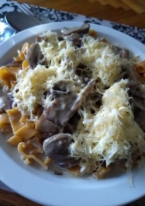 Una foto de Pasta de peperonchino con salsa de funji. Pasta roja con hongo