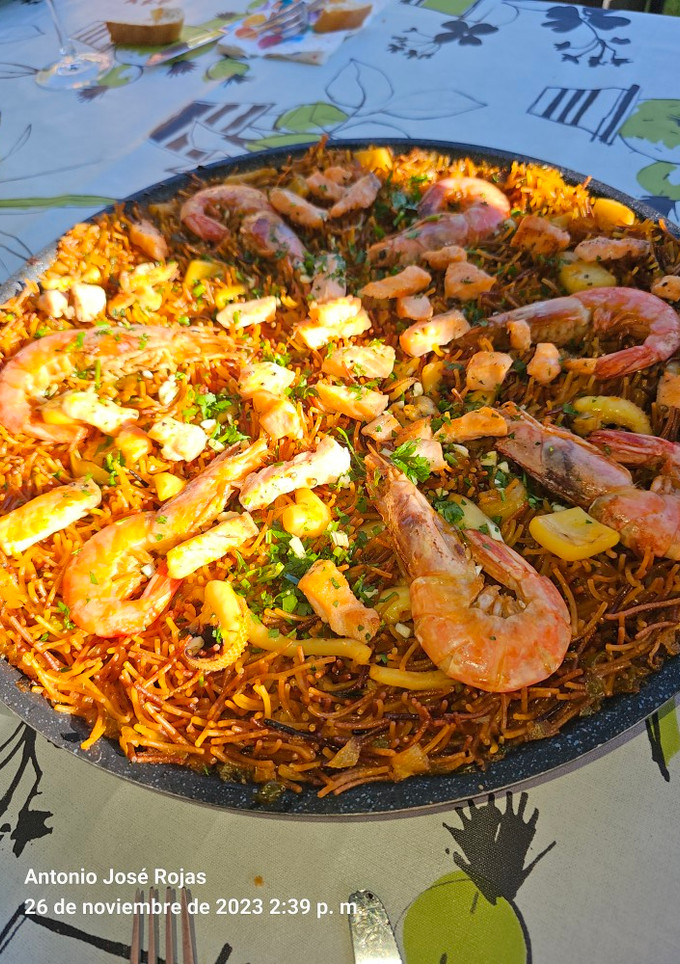 Una foto de Fideuá de salmón