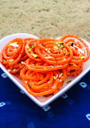જલેબી (Jalebi Recipe In Gujarati) રેસીપી મુખ્ય ફોટો