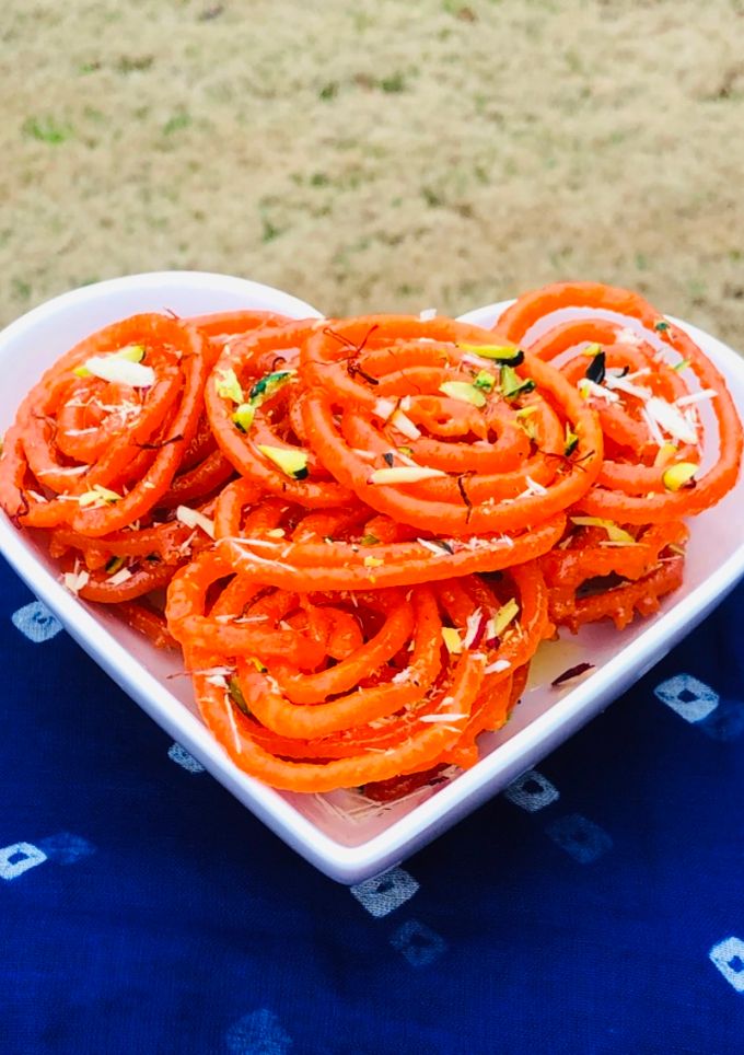 જલેબી (Jalebi Recipe In Gujarati) રેસીપી મુખ્ય ફોટો