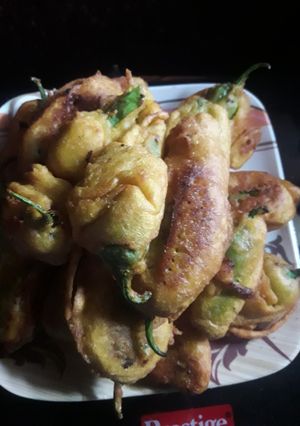A picture of Basan mirchi ka bharwan pakora.
