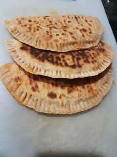 વેજ ચીઝ પનીર પિઝા પરાઠા (veg cheese paneer pizza paratha) રેસીપી મુખ્ય ફોટો