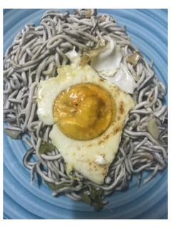 Una foto de Gulas con pimientito y huevo al horno