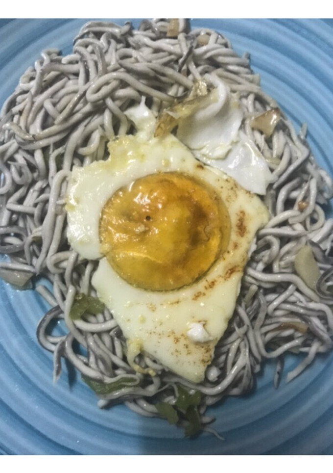 Una foto de Gulas con pimientito y huevo al horno
