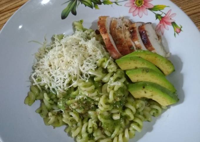 Fusilli saus pesto dengan dada ayam panggang