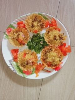 ફણગાવેલા મગ ની બાસ્કેટચાટ (Fangavela Moong Basket Chaat Recipe In Gujarati) રેસીપી મુખ્ય ફોટો