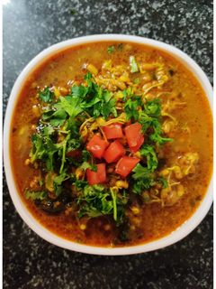 मटकी उसळ (matki usal recipe in marathi) रेसिपी चे मुख्य फोटो 