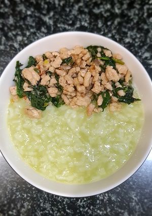 Hình của món Cháo lá dứa thịt băm phi thơm.