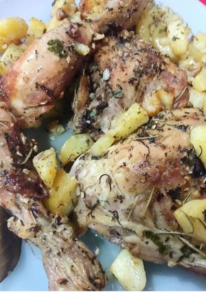 Una foto de POLLO A la provenzal con papas más hierbas