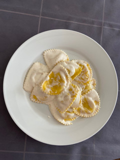 Foto principal de Pasta rellena de ricota y trufa en salsa de nueces
