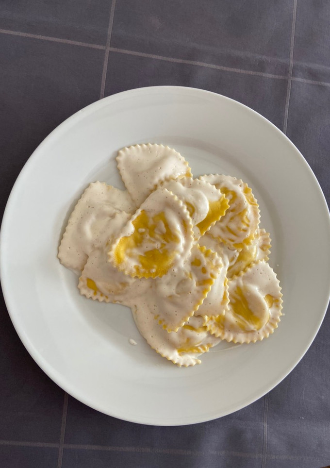 Una foto de Pasta rellena de ricota y trufa en salsa de nueces