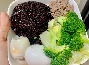 Hình của món Cơm gạo lứt trứng thịt - eat clean ~ 420 calo.