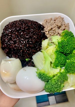 Hình của món Cơm gạo lứt trứng thịt - eat clean ~ 420 calo.