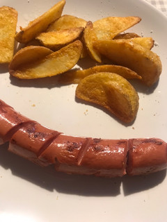 Una foto de Salchichas de pavo y pollo con patatas fritas, en airFryer