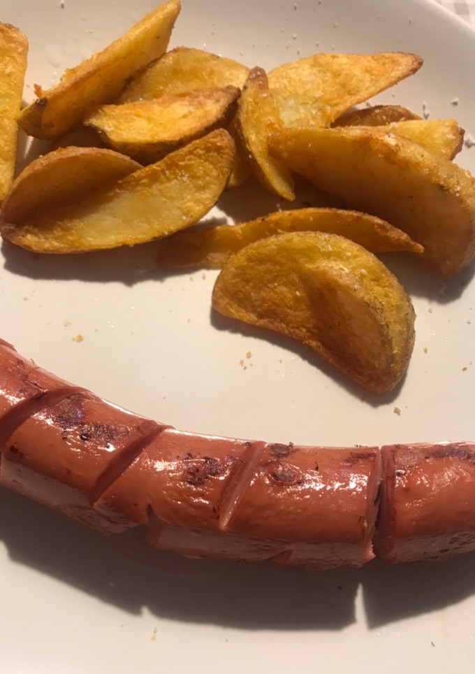 Una foto de Salchichas de pavo y pollo con patatas fritas, en airFryer