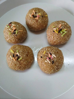 A picture of Leftover roti ke ladoo.