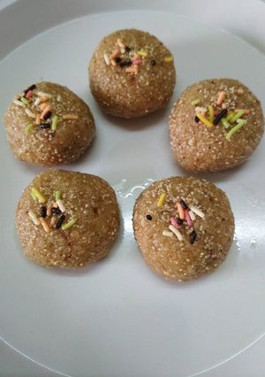 A picture of Leftover roti ke ladoo.