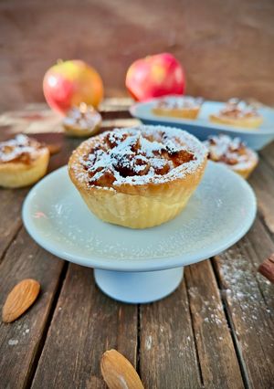 Foto di Tartellette con Crema Frangipane e Cubetti di Mele alla Cannella
