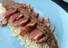Magret de pato con salsa de cebolla y miel