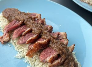 Una foto de Magret de pato con salsa de cebolla y miel