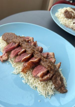Una foto de Magret de pato con salsa de cebolla y miel