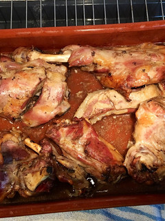 Una foto de Cordero lechal asado