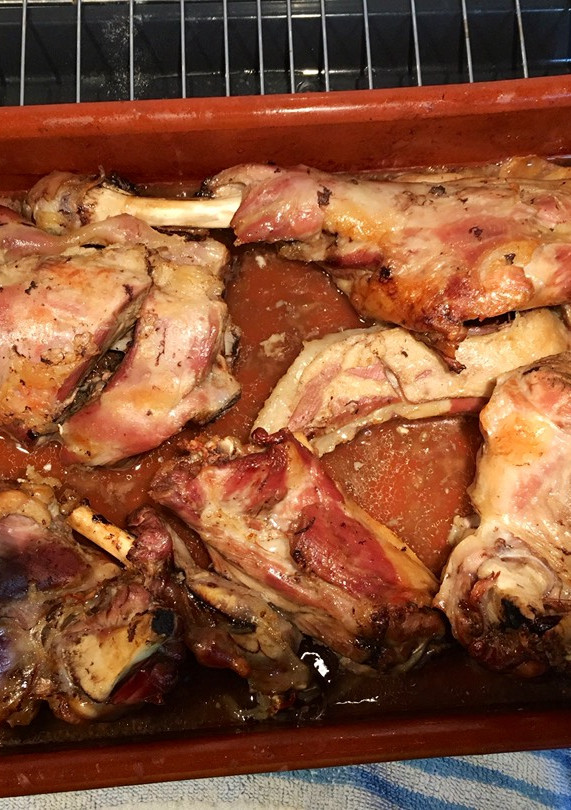 Una foto de Cordero lechal asado
