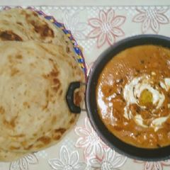 A picture of Makhni Handi with lachay daar paratha.