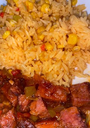 Una foto de Arroz amarillo con Salami guisado