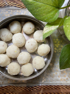 नारियल के बुरादे के लड्डू (Nariyal ke burade ke laddu recipe in Hindi) रेसिपी मुख्य फोटो